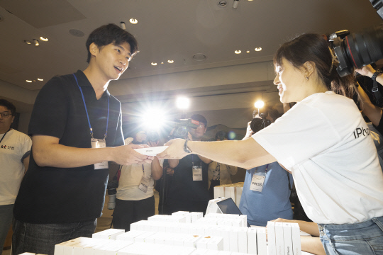 안다즈 호텔에서 열린 아이폰 16 개통 행사에서 1호 개통 고객인 황욱 씨(서울 서초구)가 아이폰16을 수령하고 있다. KT 제공